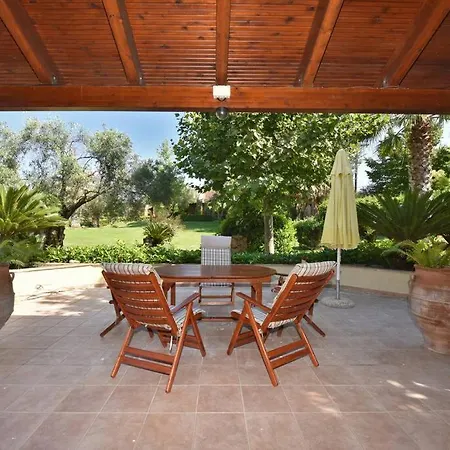 Luxurious Sunny Near The With A Pool וילה