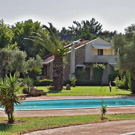 Luxurious Sunny Near The With A Pool וילה